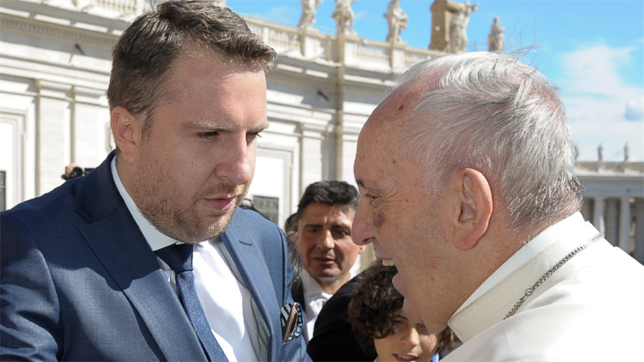 gradon-skaka-sa-papom-franjom-u-vatikanu-946x1024