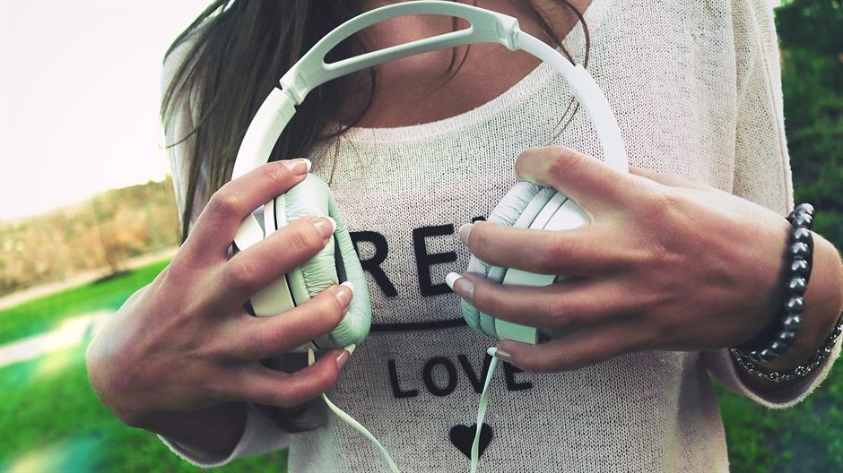 headphones-926072_1920