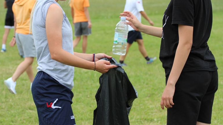 igracice-sfk-2000-sarajevo-za-primjer-nakon-priprema-ocistile-igman-i-pokazale-drustvenu-odgovornost