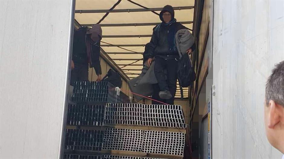 Ilegalni migranti krili se u prikolici