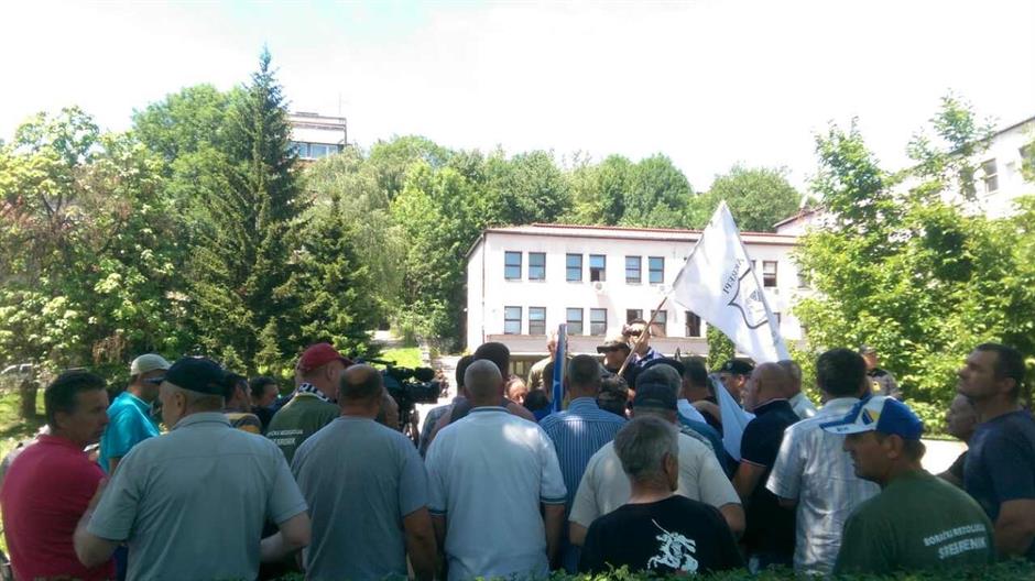 image-0-02-05-3872a7b5e4fda4f491b9f181e486040b5e8b6779d7170ae96754716ddf16c161-V