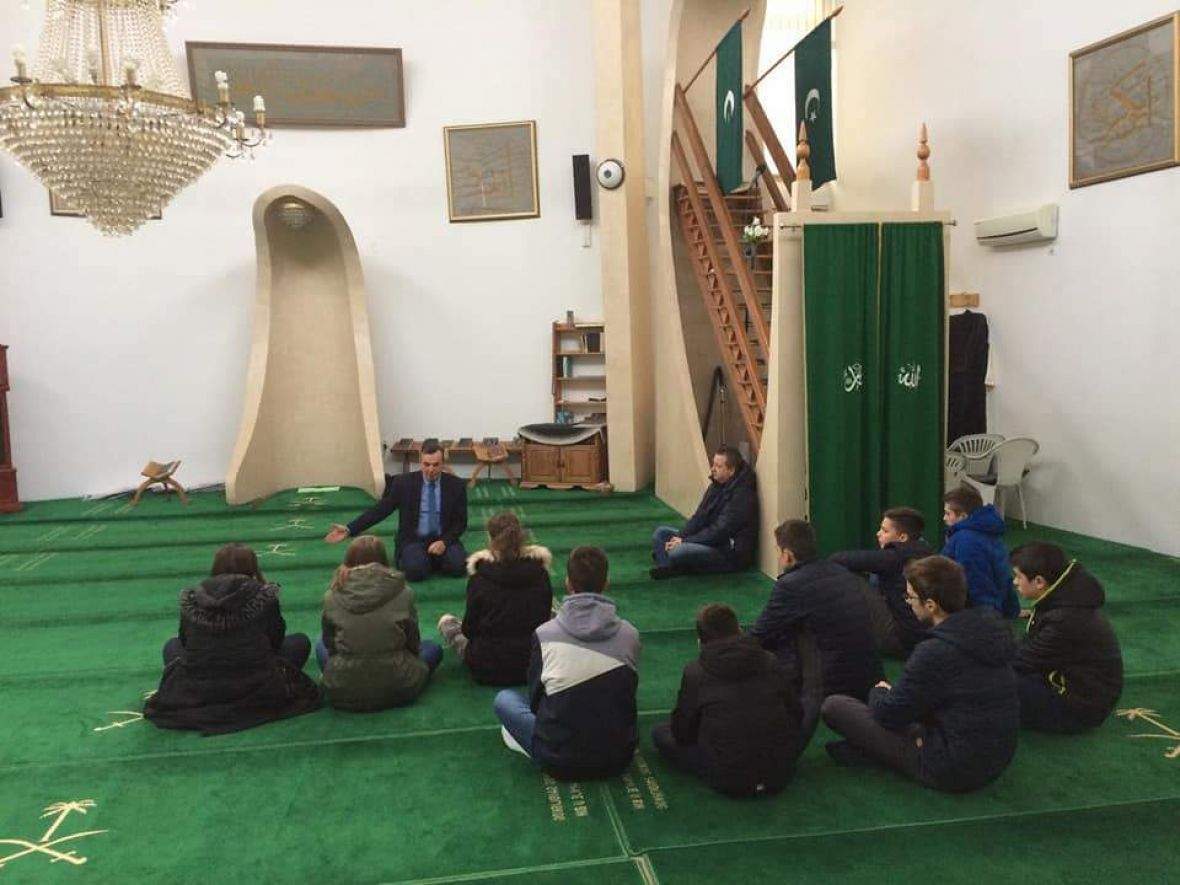 imam i katolicki vjeroucitelj s djecom u dzamiji (foto mreza mira)