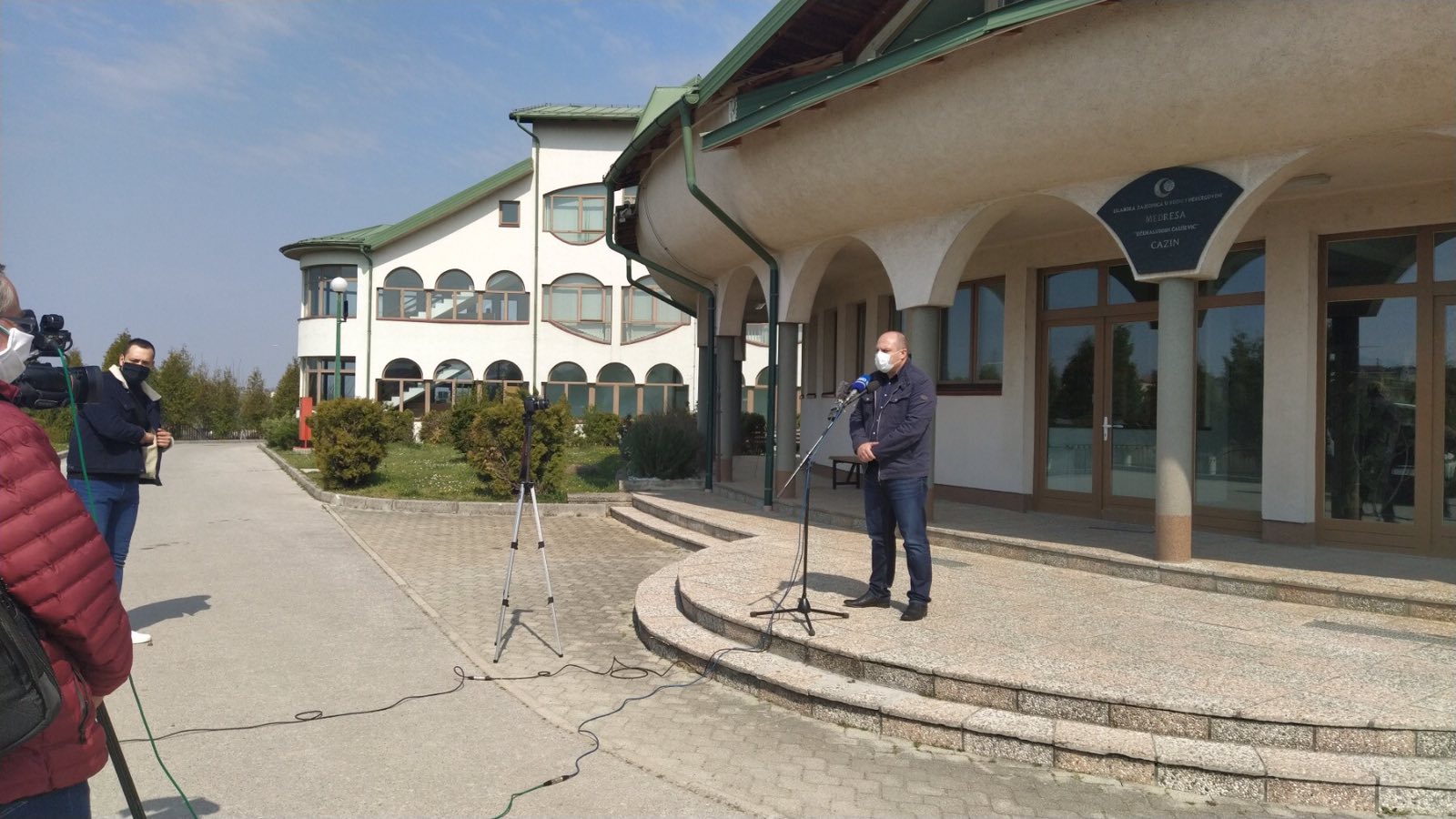 IMG-bf97c03ea23575b5e5229befb909a31a-V