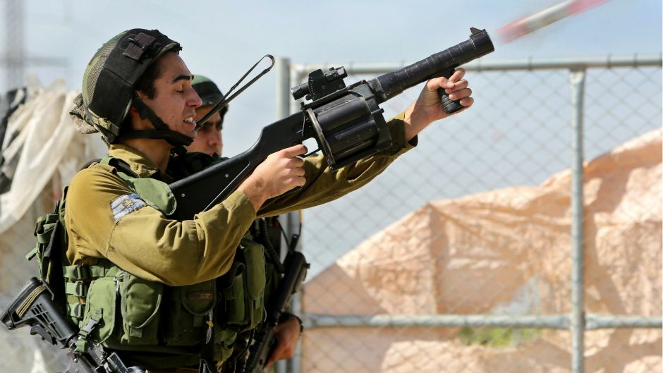 izraelski vojnik puca