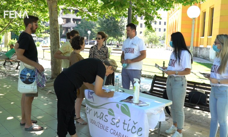 Jer_nas_se_tice090720