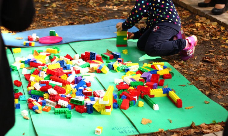 lego-using-child-kids-playing-new-51082