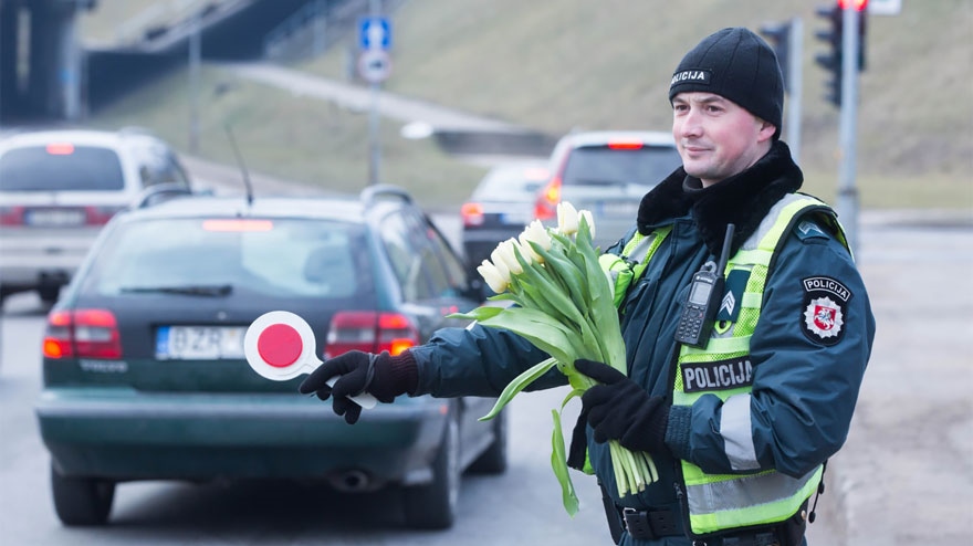 lithuanian-police-officers-give-flowers-international-womens-day-16
