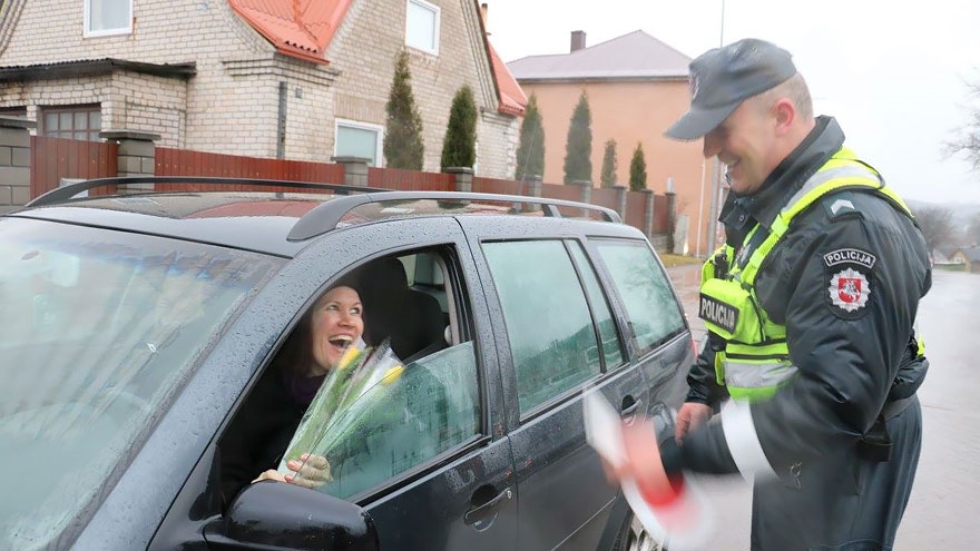lithuanian-police-officers-give-flowers-international-womens-day-6