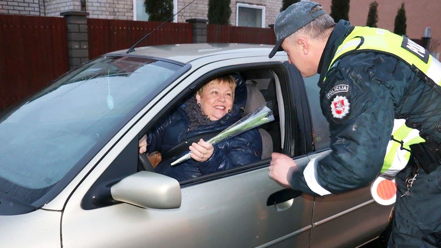 lithuanian-police-officers-give-flowers-international-womens-day-9
