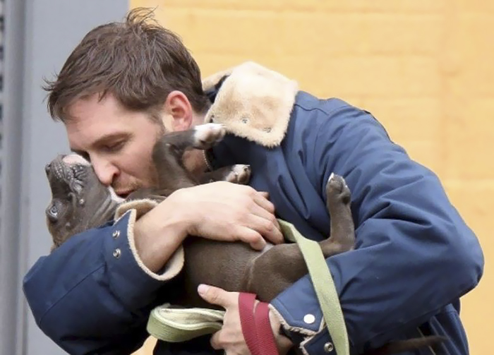 love-for-dogs-tom-hardy-6-59bf6f169de32__700