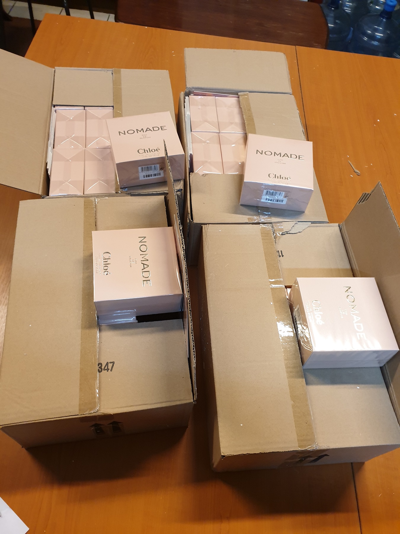 oduzeti-mobilni-telefoni-i-parfemi-4-242473.jpeg