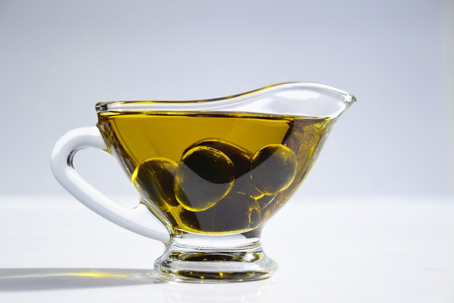 olive-oil-3326703_1920-1536x1024