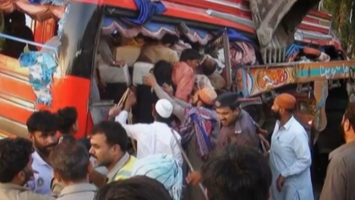 pakistan bus crash