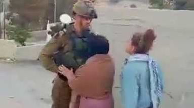 Palestinska tinejdžerka udara vojnike