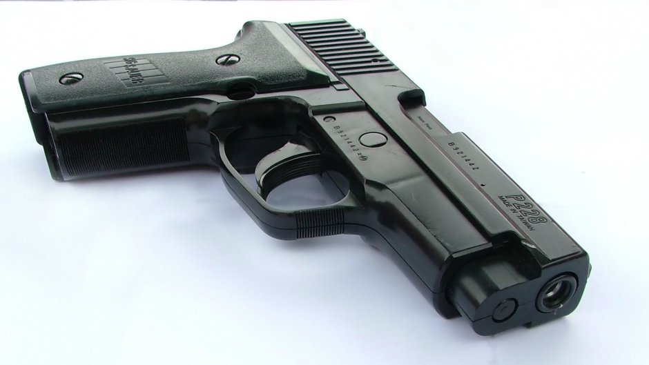 Pištolj (jason conlon).jpg