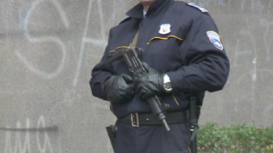 policajac ispred francuske ambasade