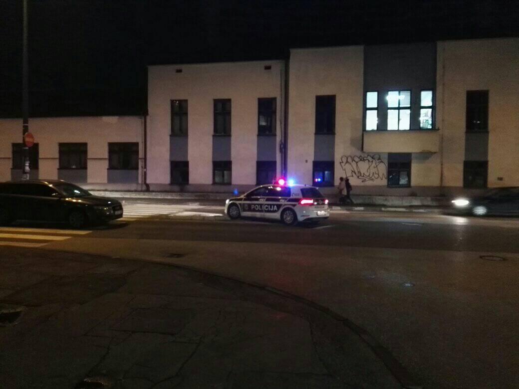 Policija policijski auto MUP KS Doalc Malta rotacije