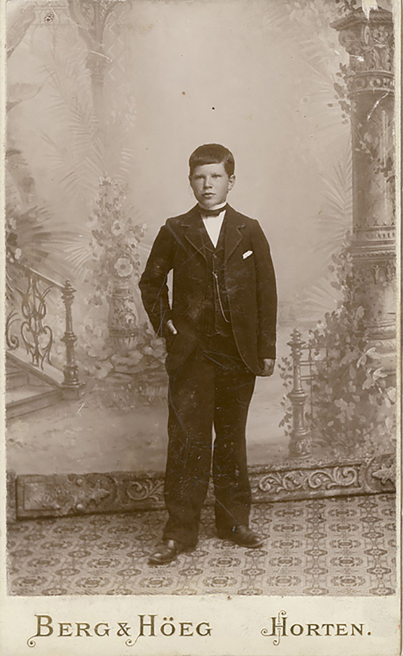 Portrett_av_en_ung_mann_i_dress_NMFF.002590