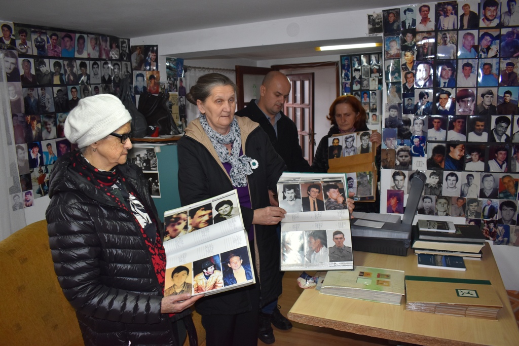 Preuzimanje fotografija žrtava genocida u Srebrenici (1)