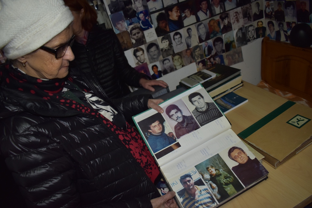 Preuzimanje fotografija žrtava genocida u Srebrenici (2)