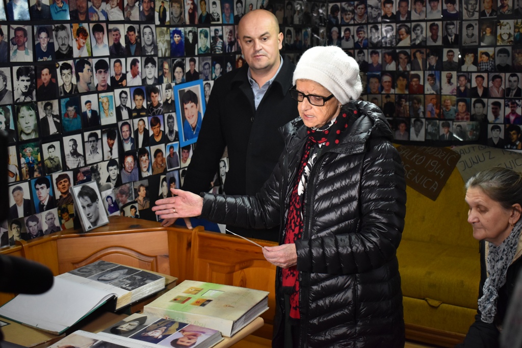 Preuzimanje fotografija žrtava genocida u Srebrenici (3)