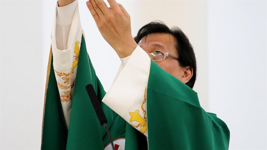 priest_holdingup_chalice_red