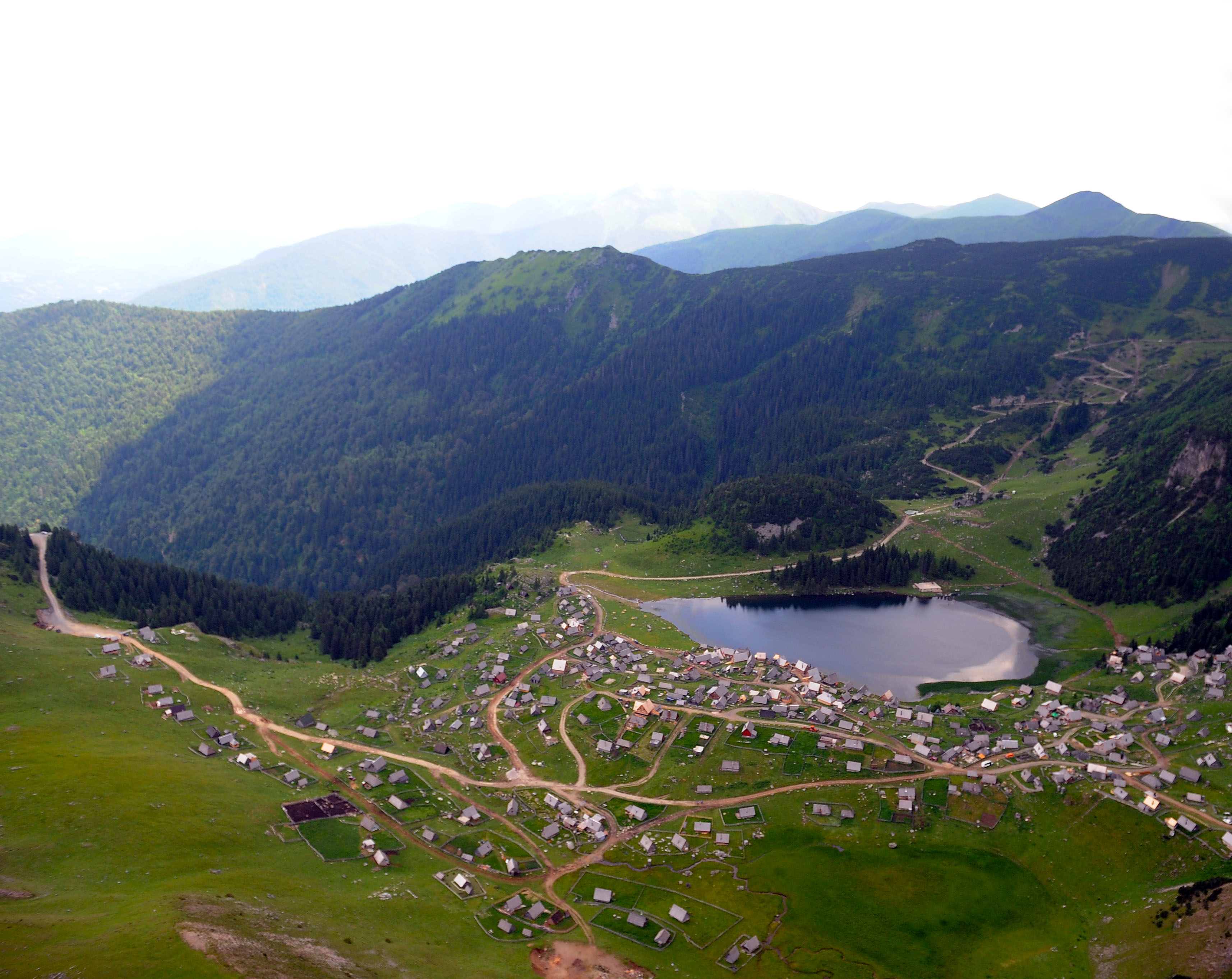 Prokoško jezero pod samim vrhom Vranice