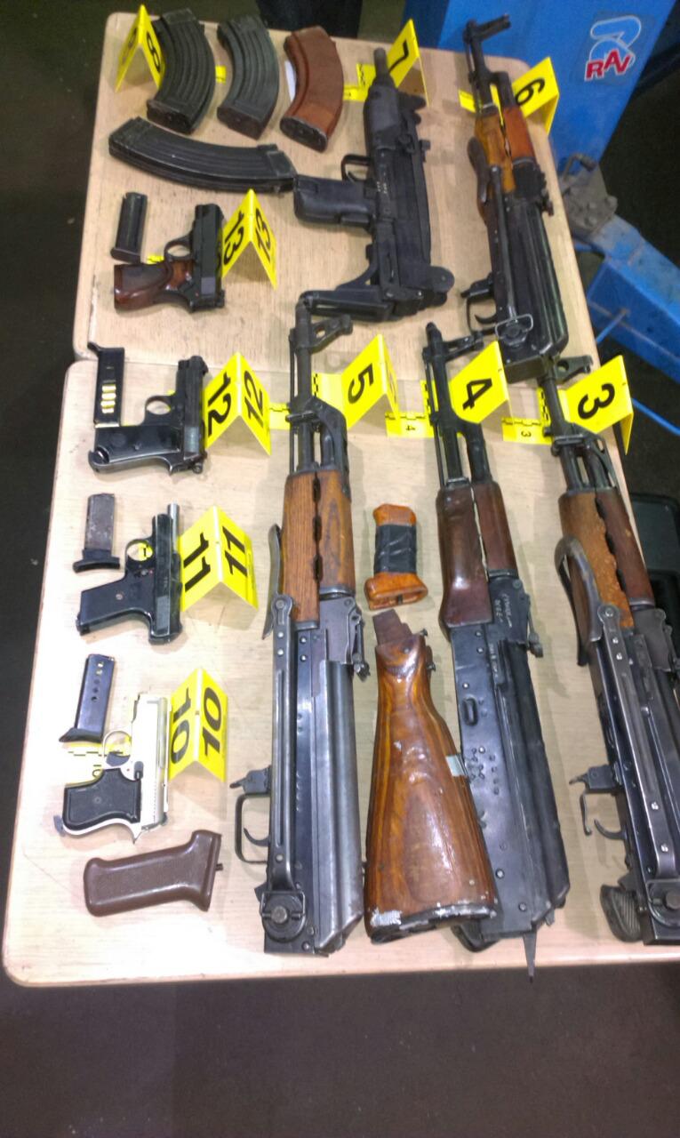 Puške i pištolji sa pripadajućim okvirima za municiju