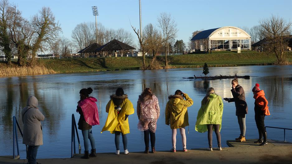 Radionica pokreta i plesa u javnom prostoru pod vodstvom Melite Spahić i Nives Sertić (održana na temu odnosa Karlovca prema njegovim rijekama)