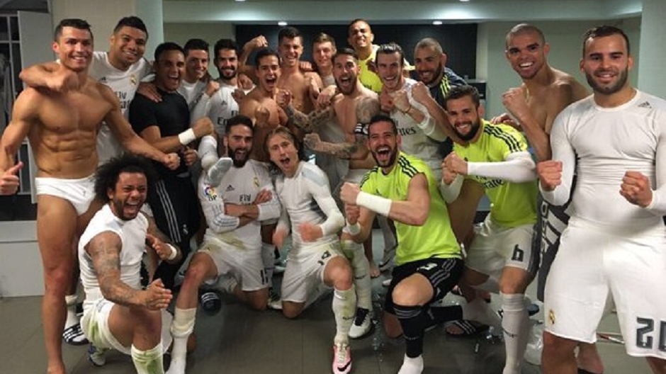 ronaldo-after-barcelona-win-real-madrid-team-photo-april-2016