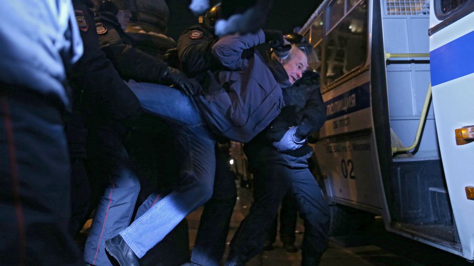 ruska policija privode osumnjicenog