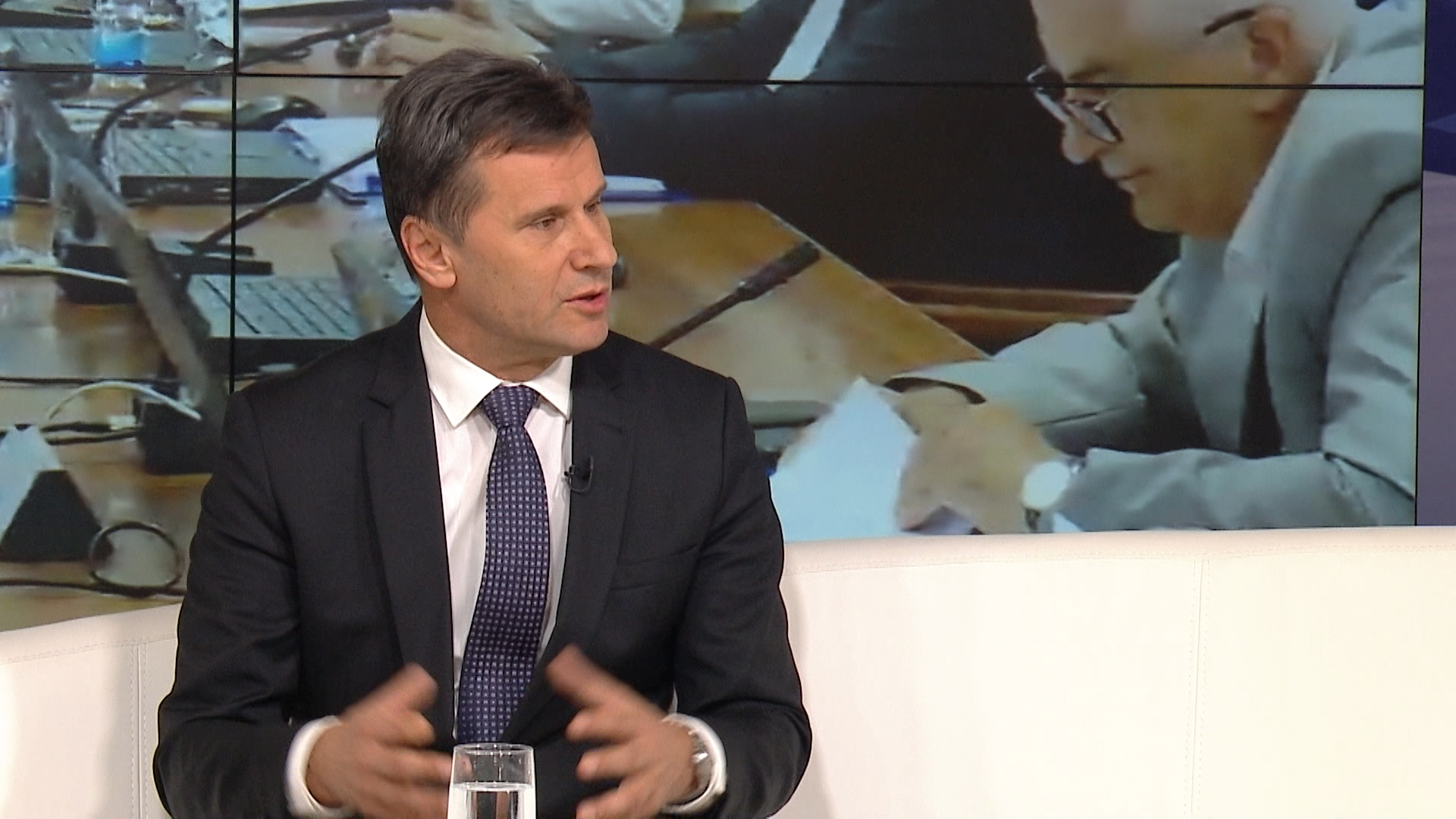 SA-.00_04_33_10.Still001