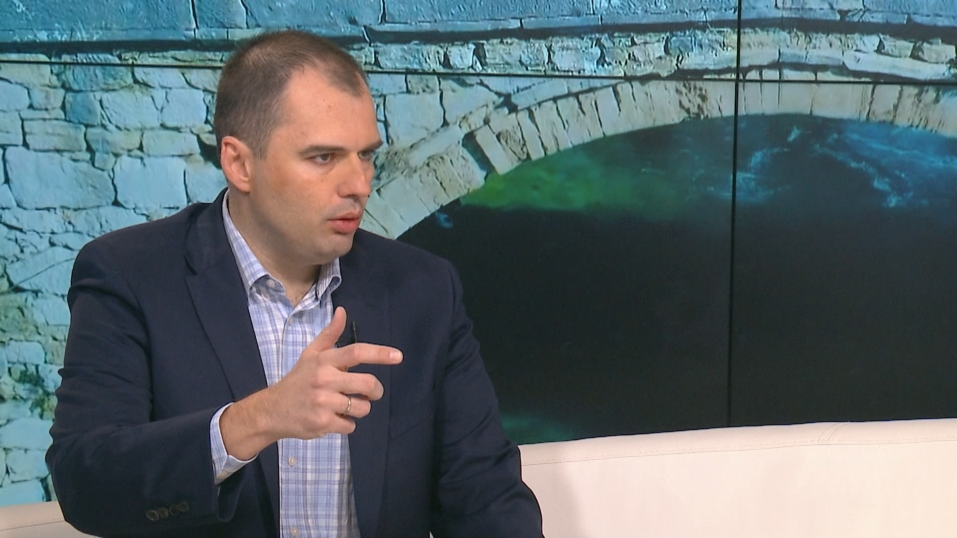 sa-bajrovic ytb-1_1.09_45_04_00.Still002