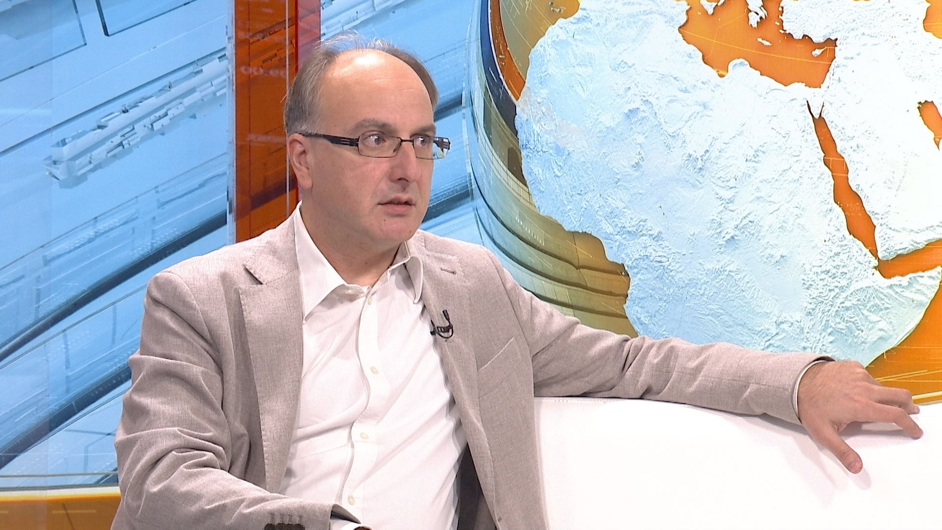 sa-damir arnaut-clf.00_01_08_13.Still001