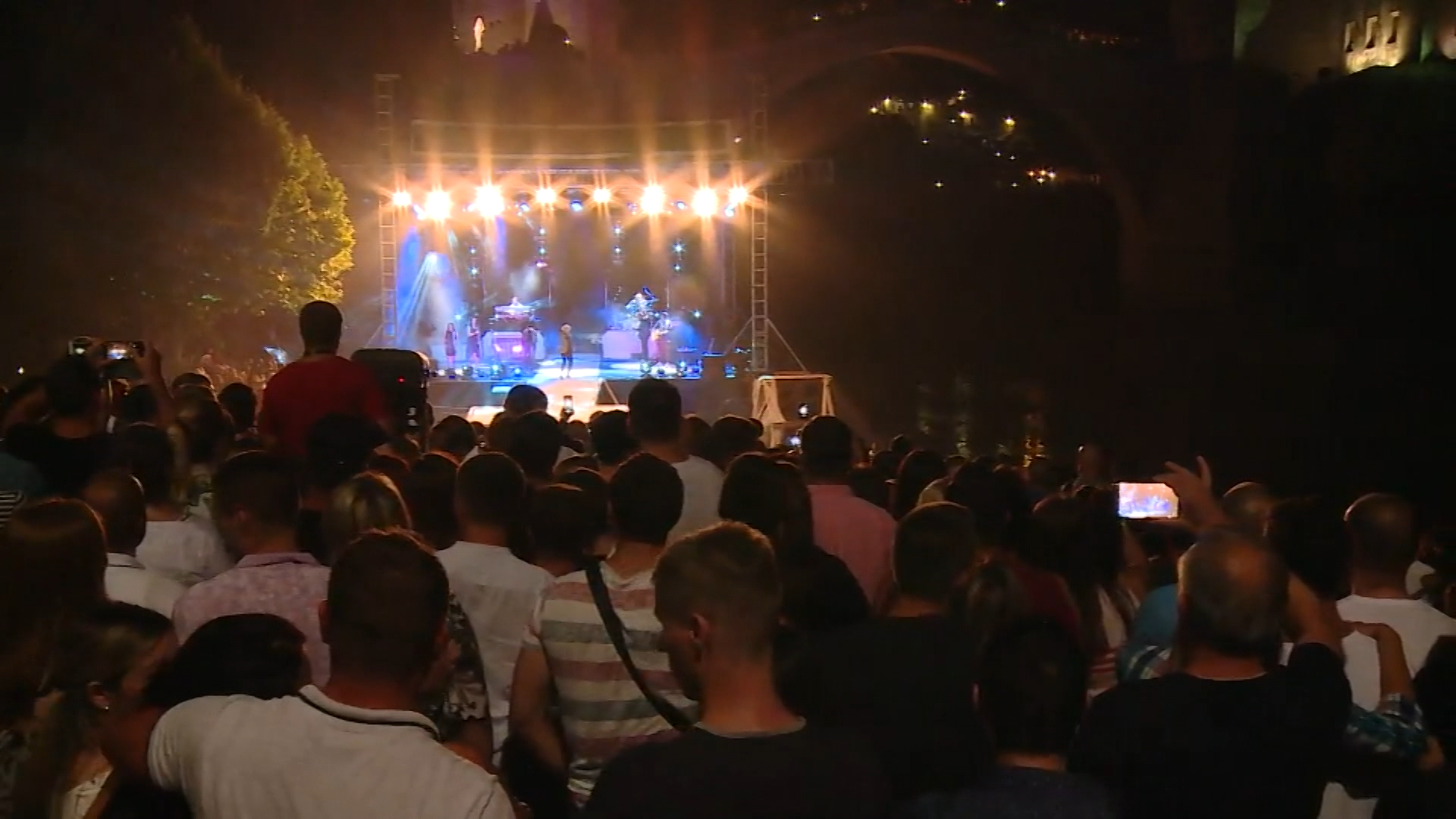 sa-dino merlin koncert-djk-120818-wmt.00_09_49_09.Still007