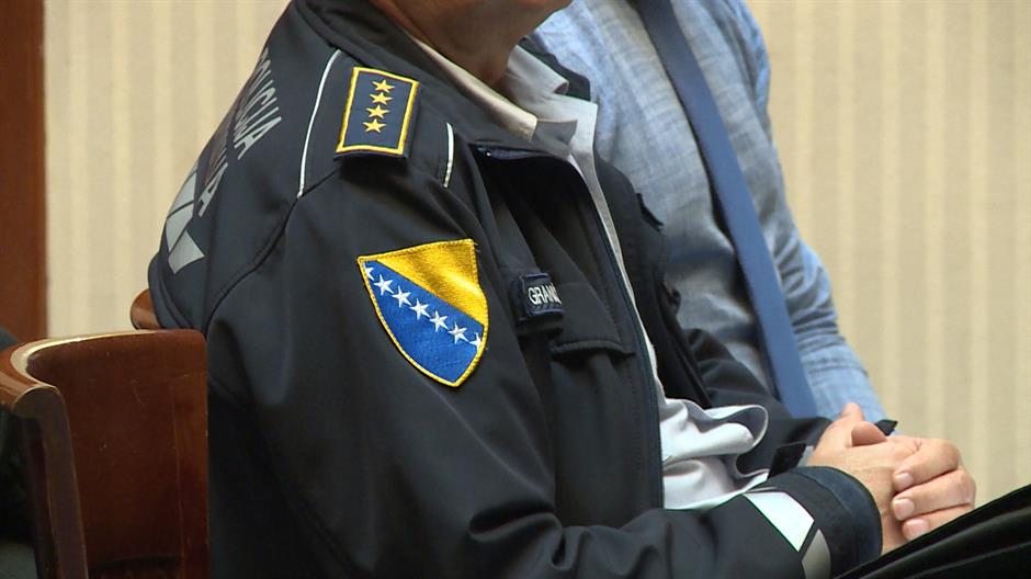 SA-GRADJANI POLICIJA PKG-VLC-1(20170914-173953262).Still003