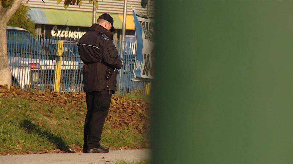 SA-GRADJANI POLICIJA PKG-VLC-1(20170914-173953262).Still004