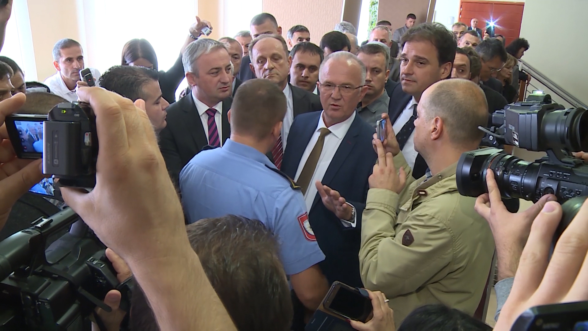 SA-GRADJANI POLICIJA PKG-VLC-1(20170914-173953262).Still019