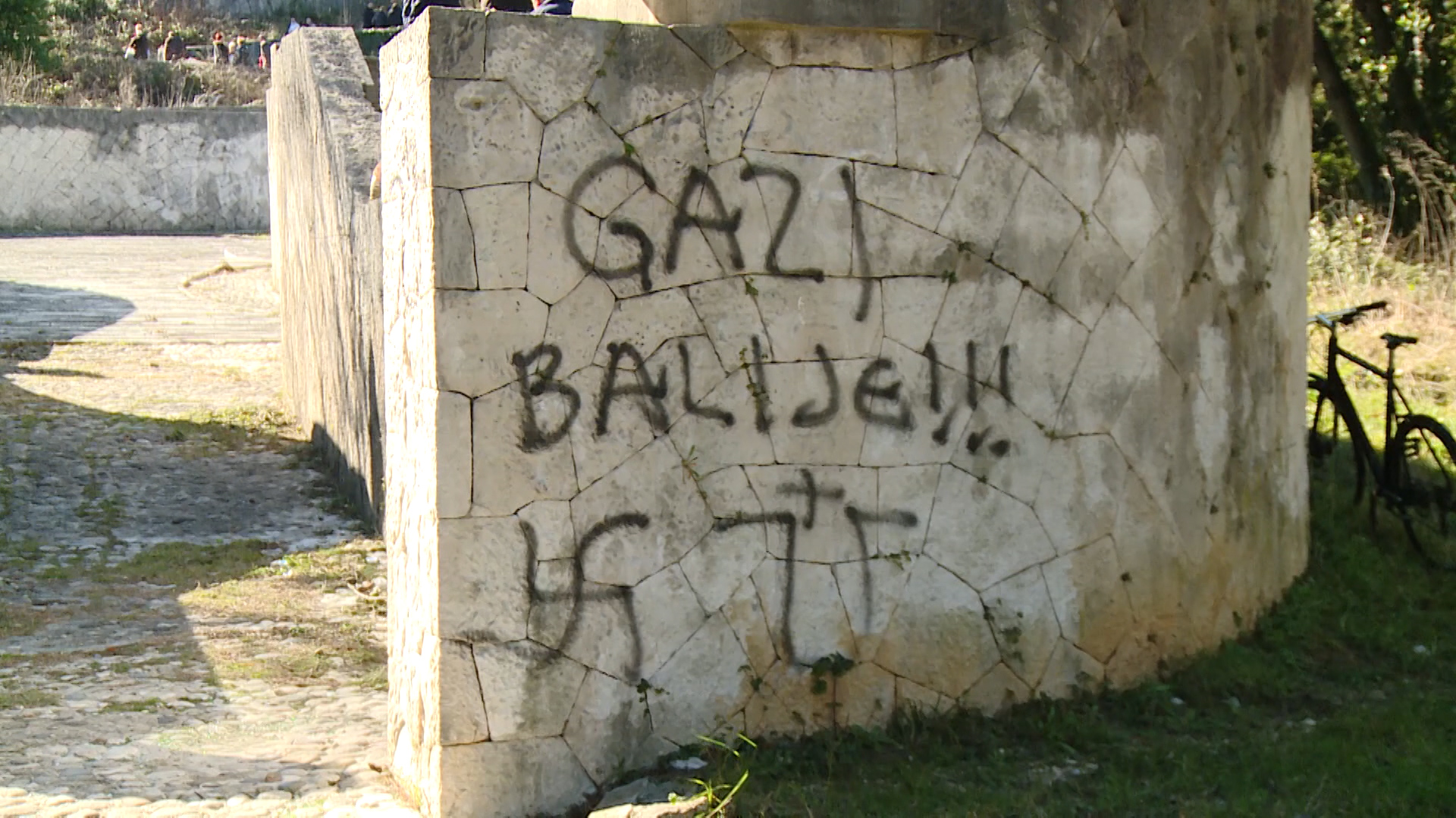 sa-grafiti na partizanskom-djk(20200215-143153202).mxf.00_00_20_12.Still005