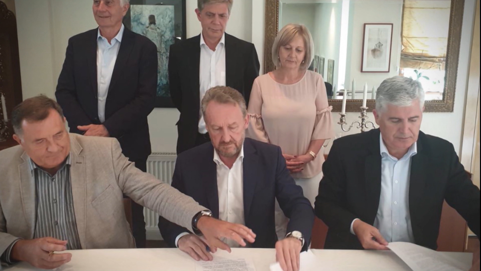 sa-ivana maric-clf.00_07_19_09.Still007