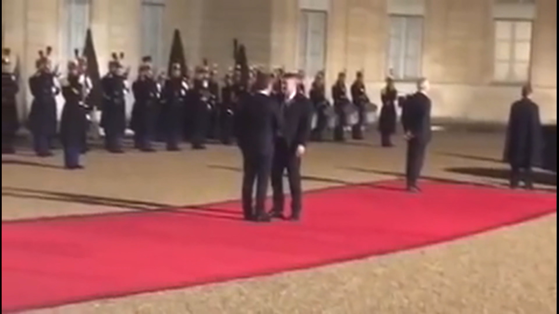 SA-KOMSIC PARIZ MACRON 19-ESM-1(20191112-181705768).00_00_01_16.Still001