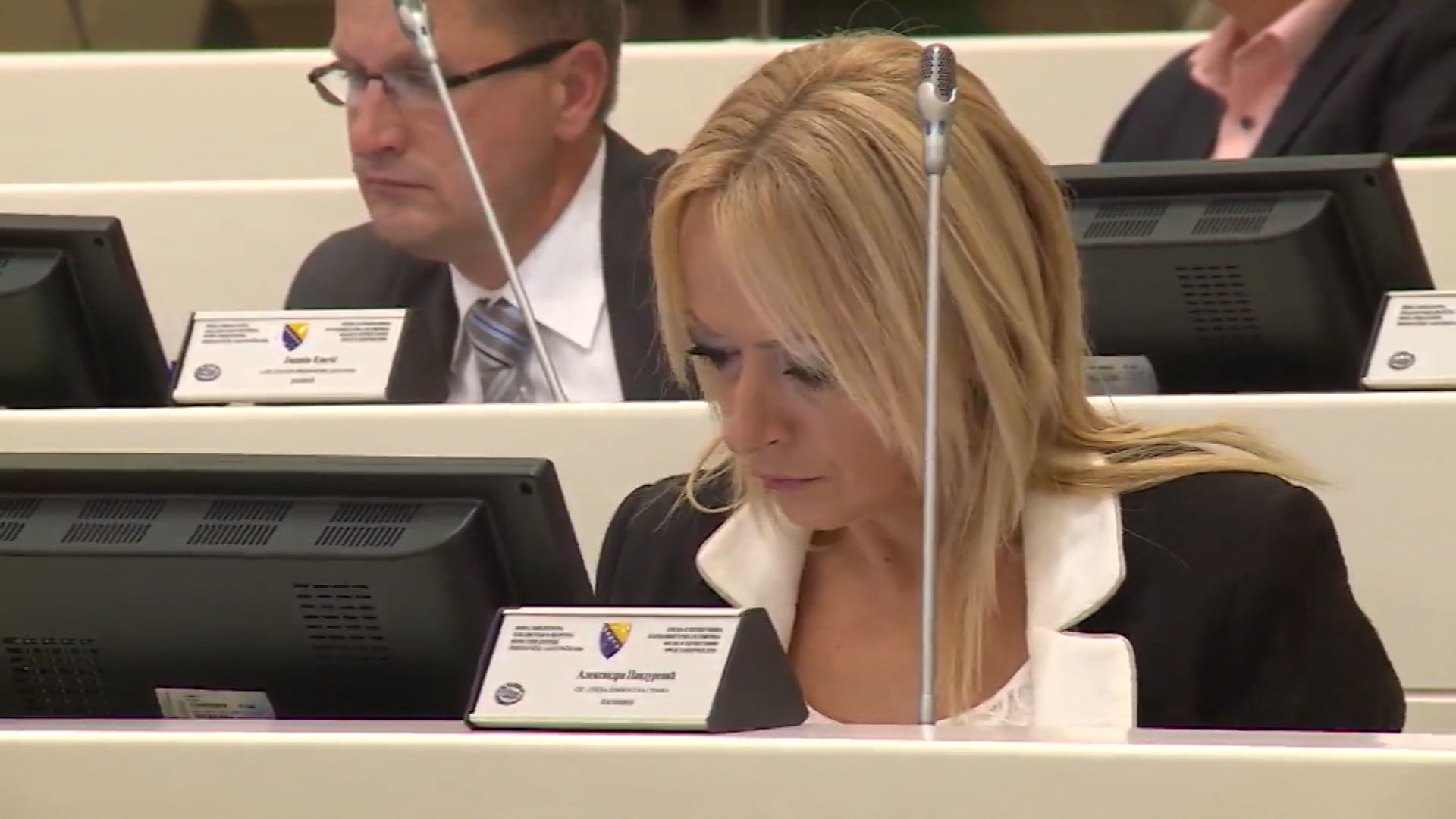 SA-KONZUMERIZAM-19-DJK-1(20161229-165243960).Still009