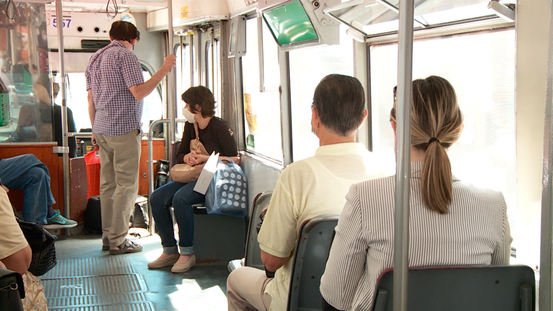 SA-KORONA LJUDI TRAMVAJ VO-IVA-1(20200716-150206976).mxf.00_00_21_18.Still003