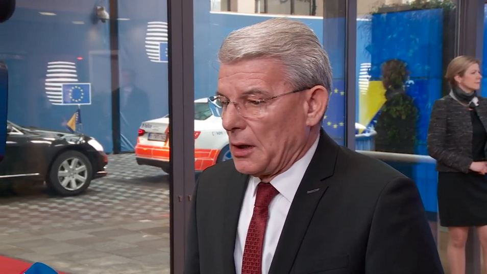 sa-live 1-1140-300119.12_05_50_00.Still003