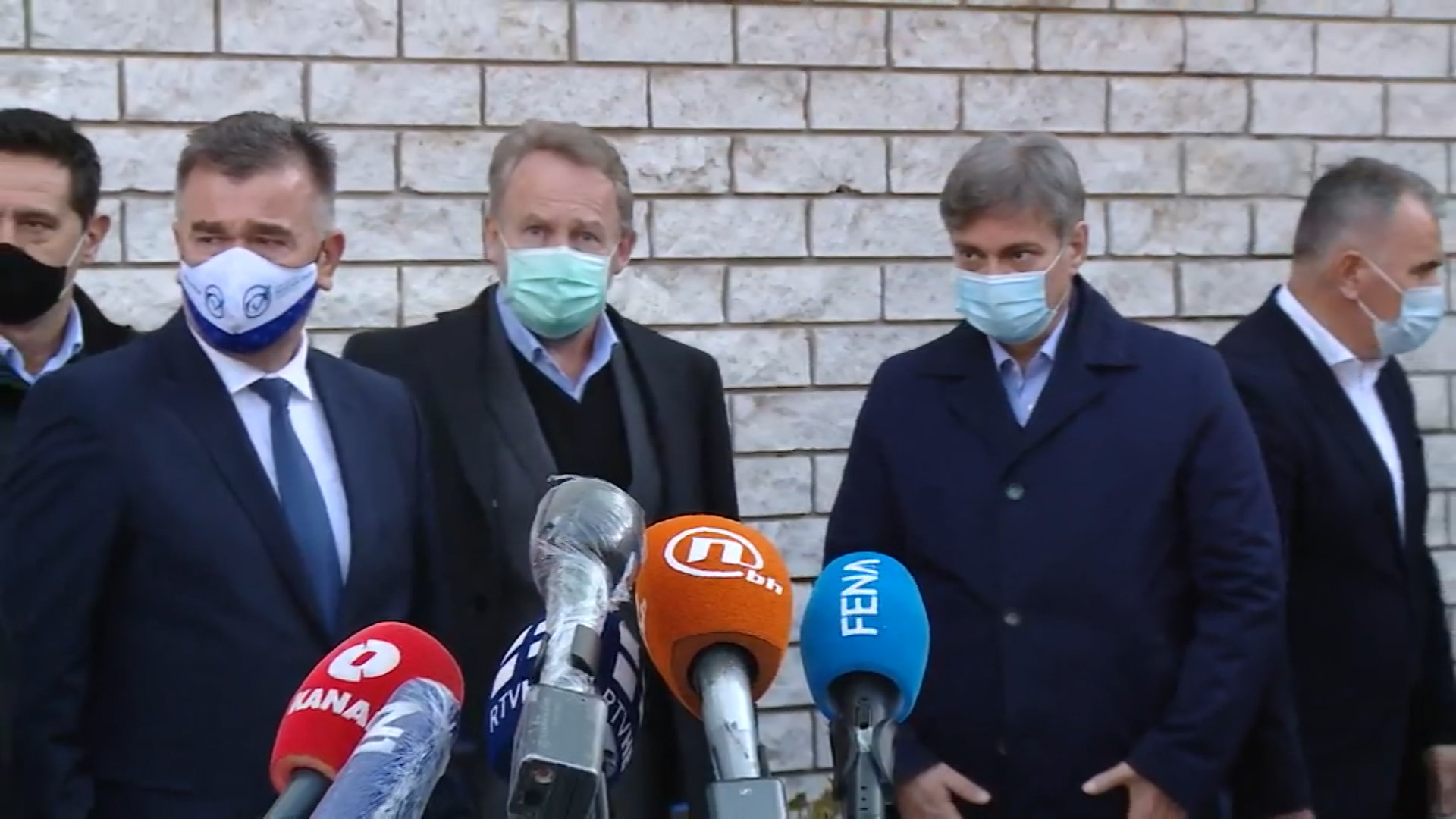 sa-live 4-161220.00_28_39_16.Still002