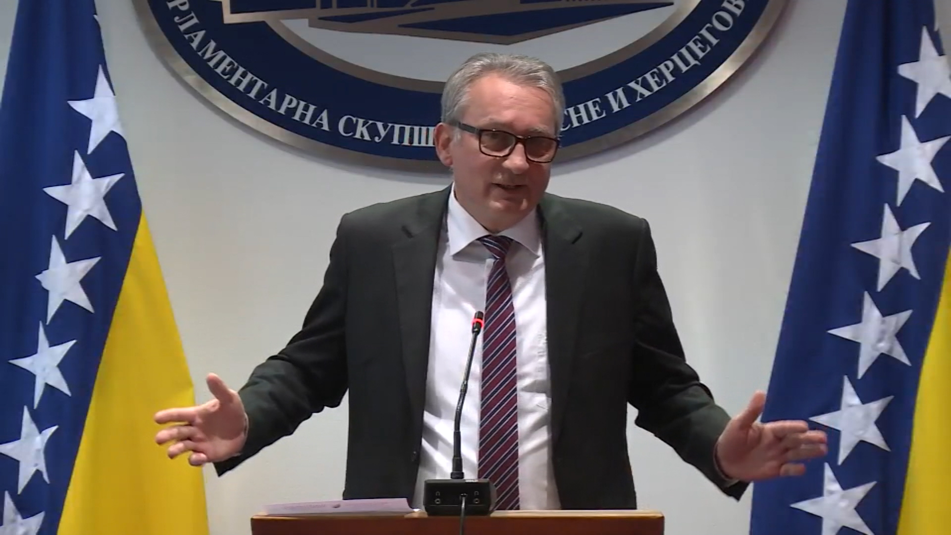 sa-live 5-1100-131118.00_43_01_20.Still006