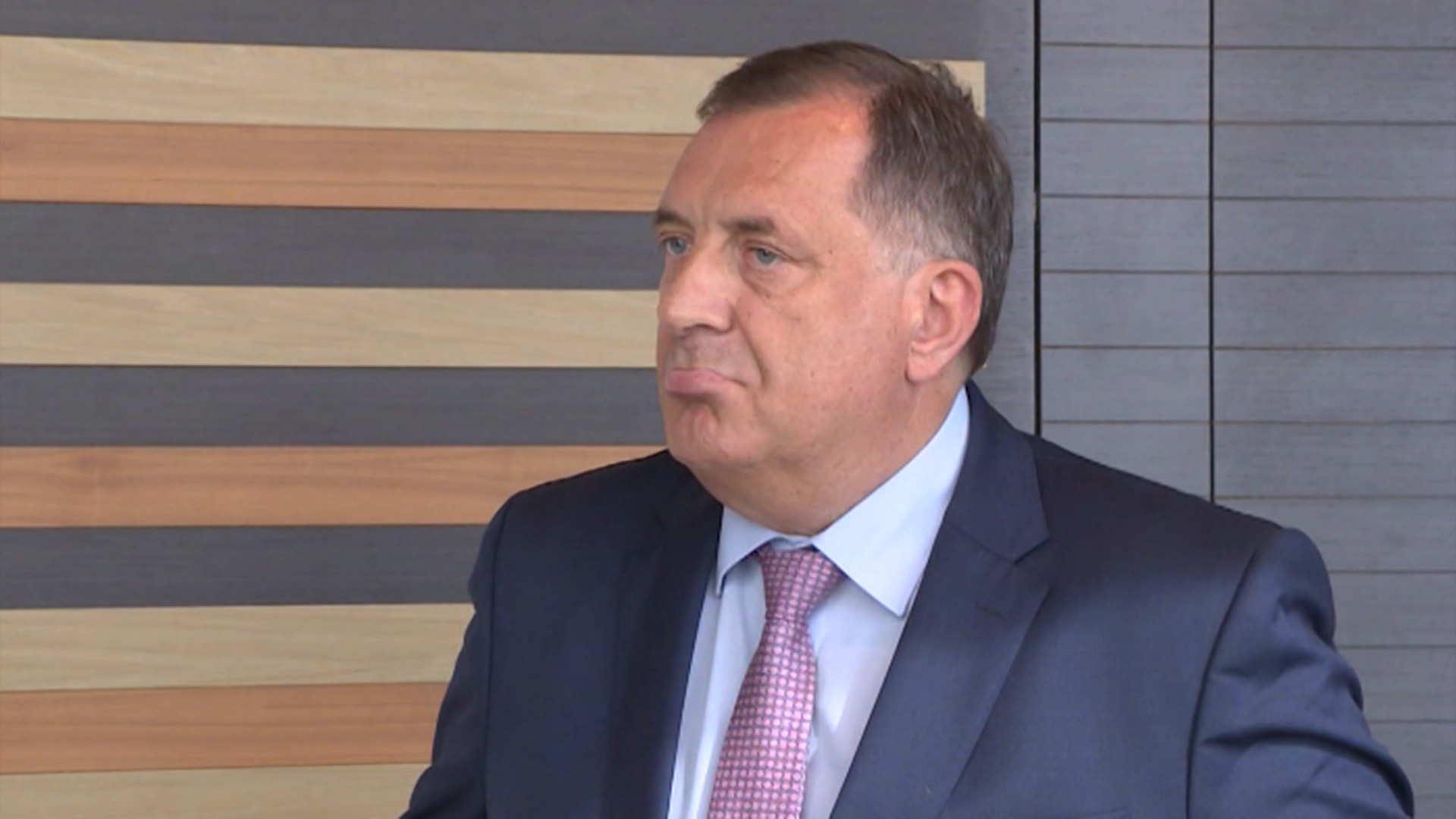 SA-LKLV LONDON DARROCH-ESM-1(20190715-123029261).00_01_15_14.Still004