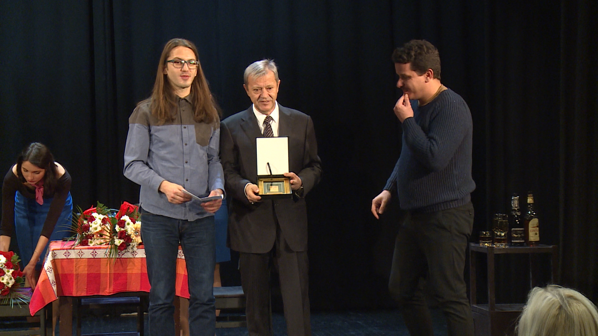 SA-PAKETICI PKG-NET-1(20181214-152128650).00_01_23_16.Still022