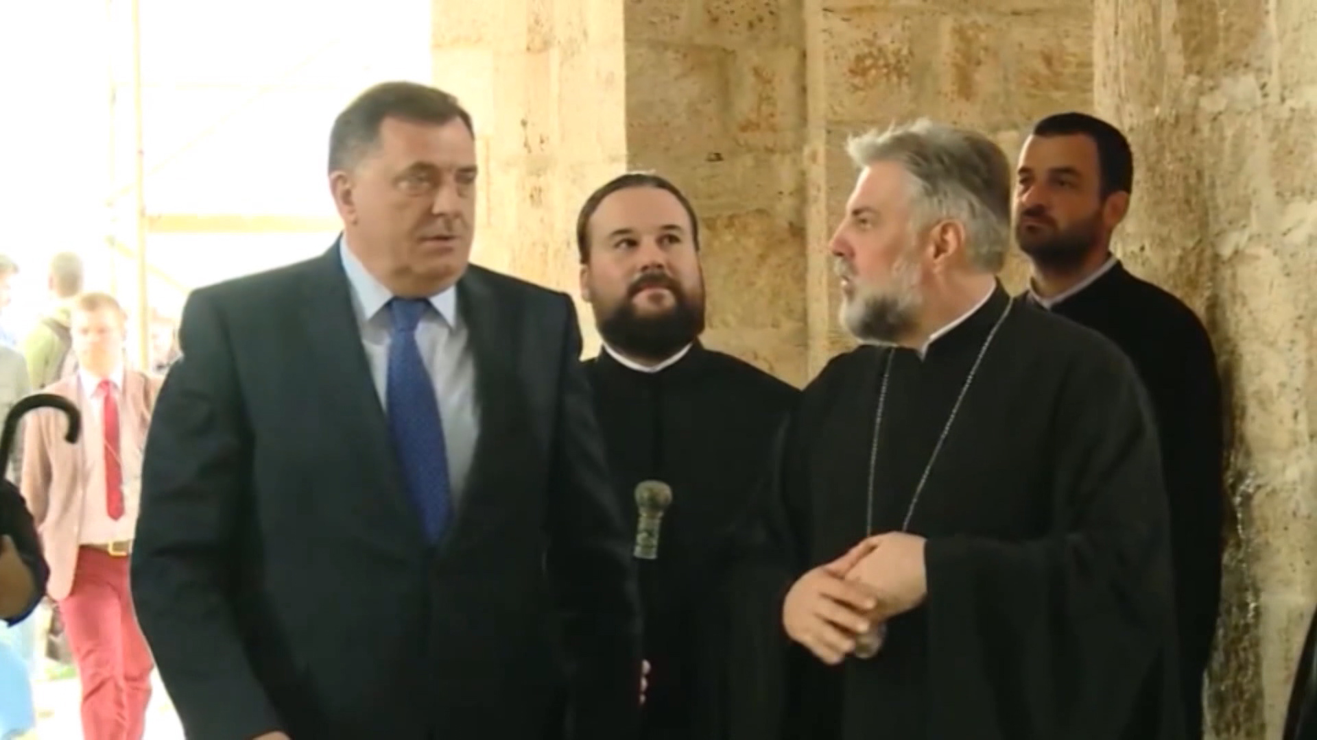 sa-pkg-grigorije i politicari-19-anm(20191028-185131106).mxf.00_00_45_03.Still001