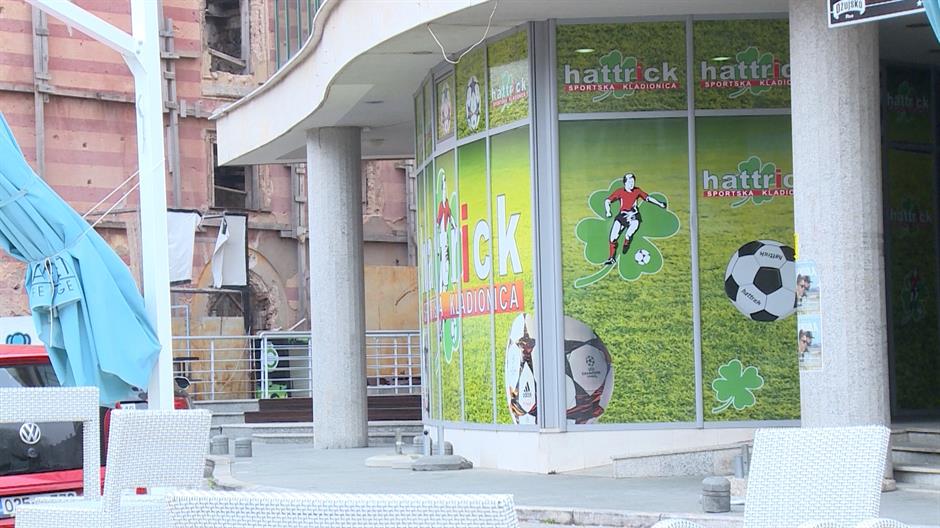 SA-POLICIJA PROTEST LKLV-19-MAM-1(20160518-170429106).Still006